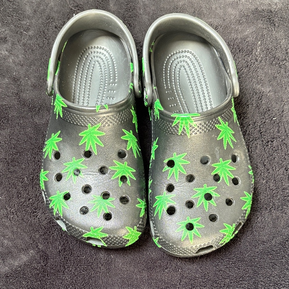 CROCS Gray and Green Leaf Pattern Clogs